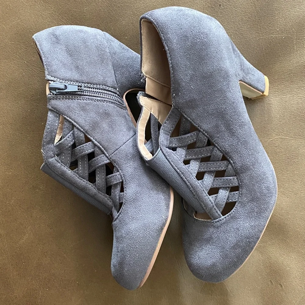 Journee Collection Gray shoes. Size 6. Suede - Picture 2 of 4